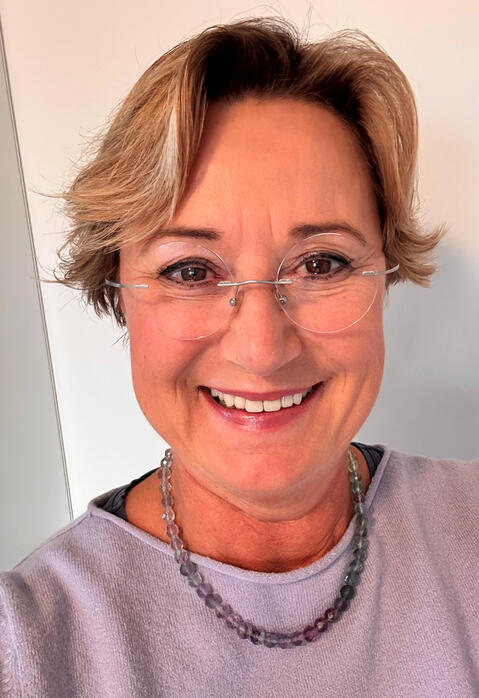 Wir bieten zwei Perspektiven, die sich ergänzen. Erfahrung und Gegenwärtigkeit. Tiefe und Frische. Überblick und Resonanz.